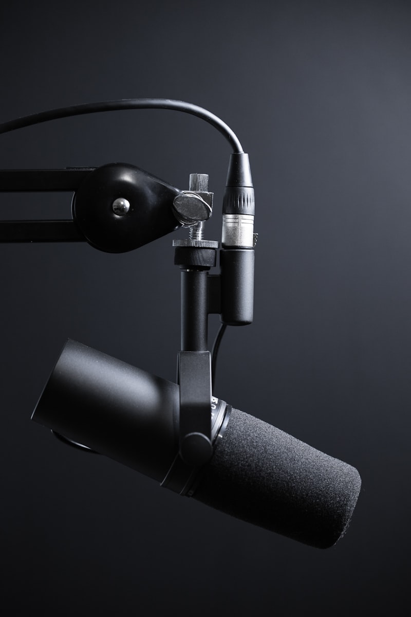 Attrezzatura audio e microfono professionale per la registrazione di un video podcast